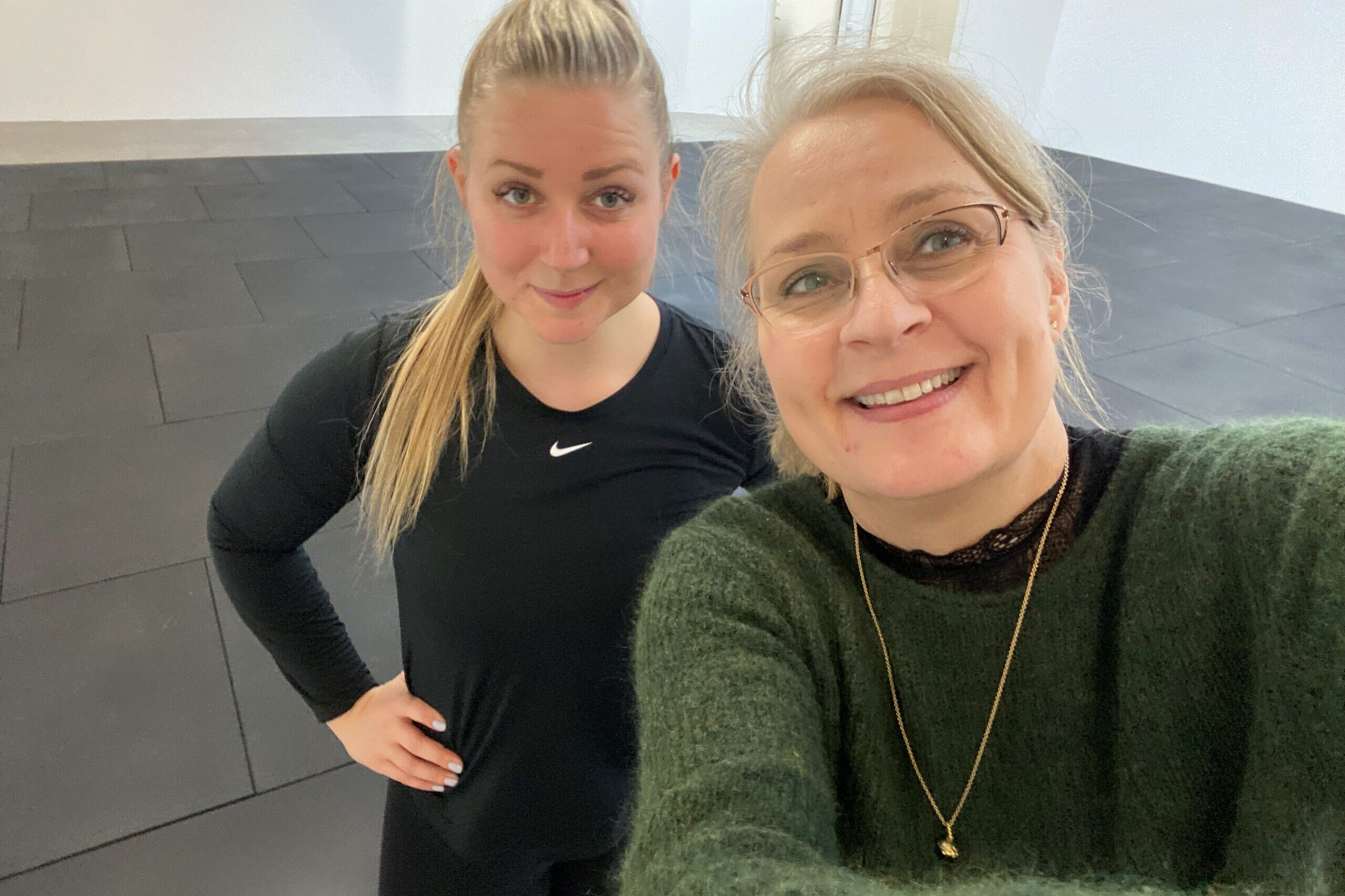 Gummigulv lagt i lille sal